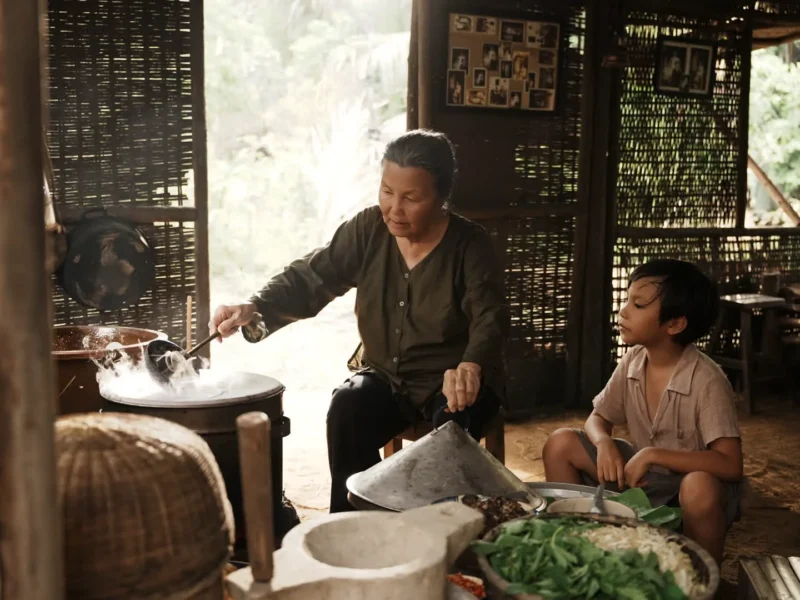 Review phim Mãi Nợ Một Lời Tạm Biệt: Khi tình bà cháu trở thành sợi dây kết nối vô hình