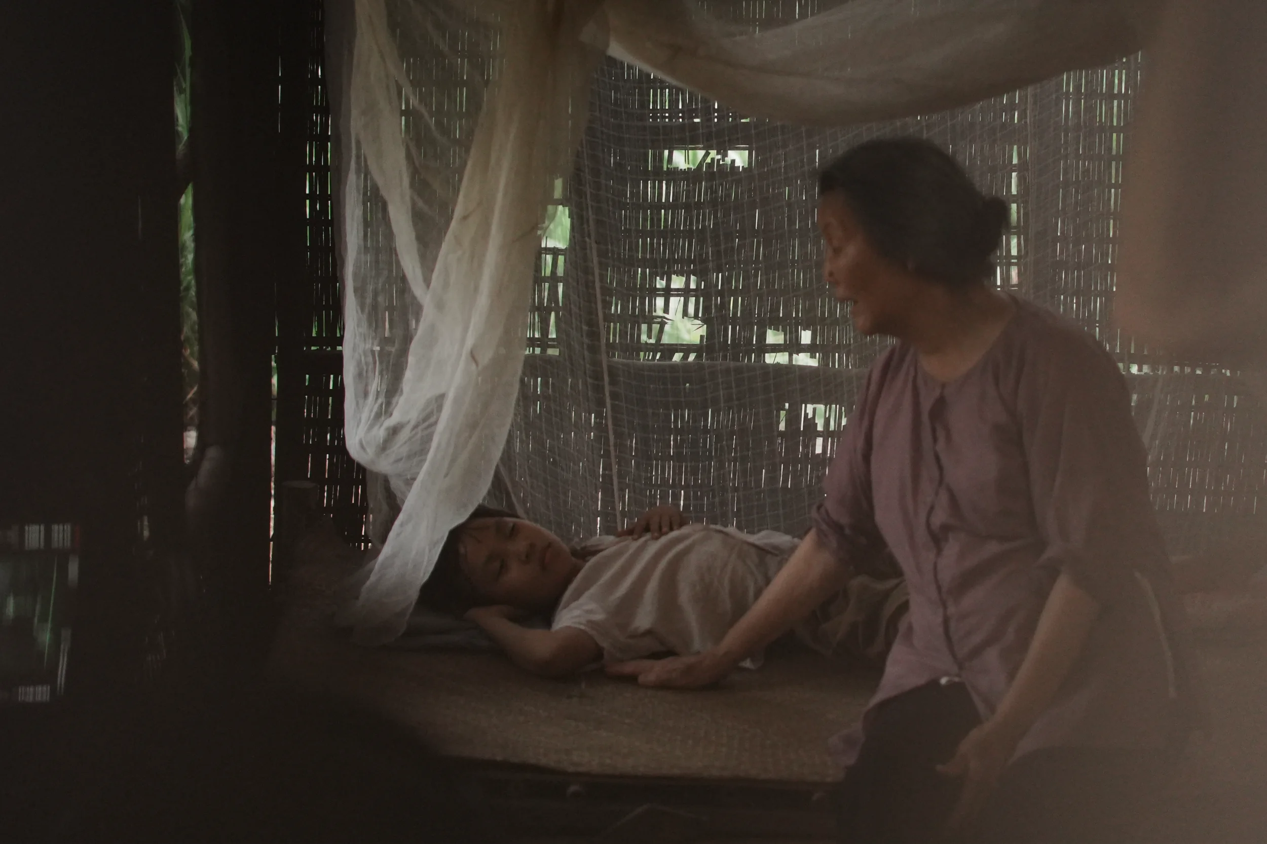 Bà cháu trên giường tre trong đêm yên tĩnh