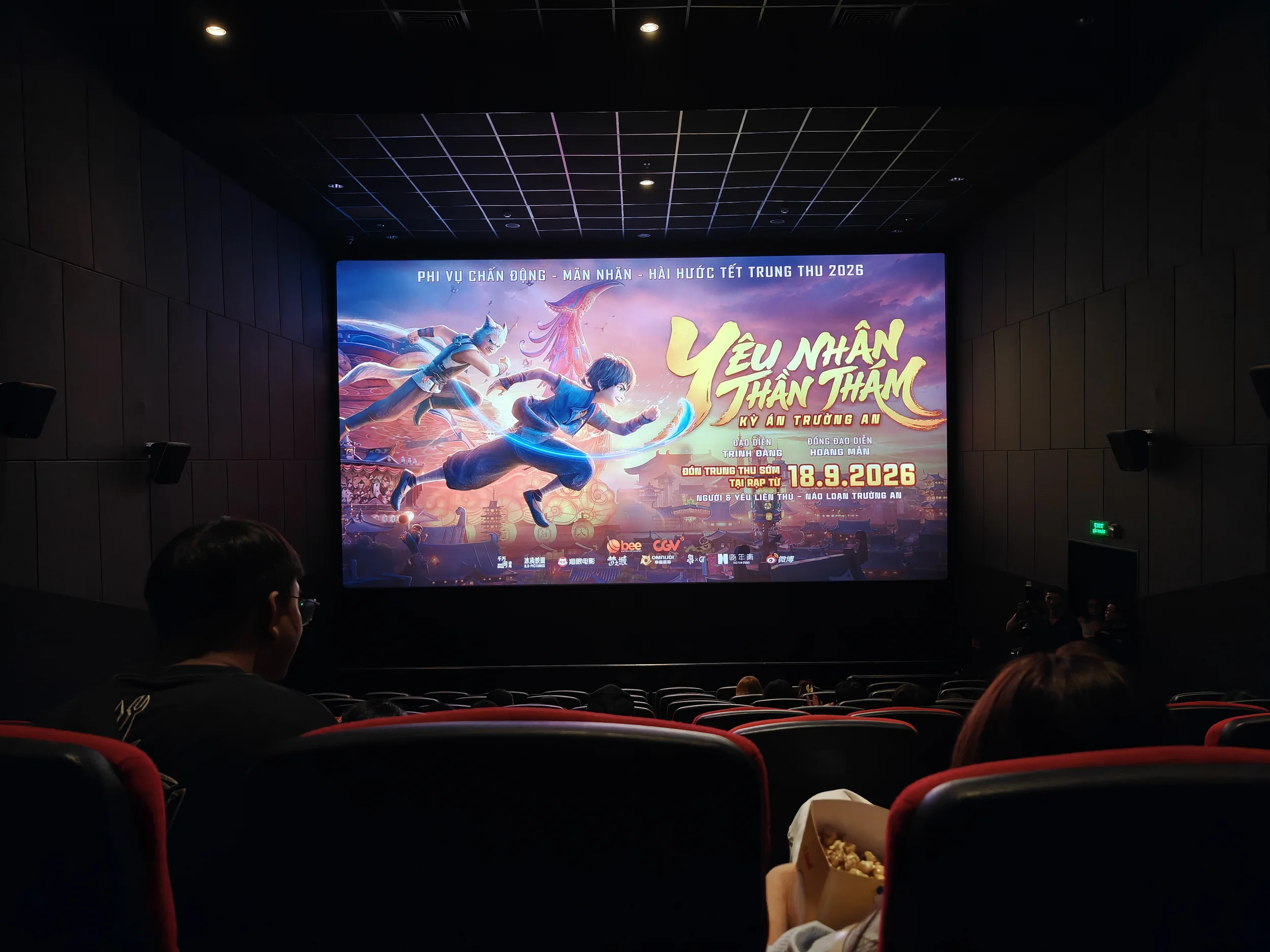Màn hình chờ trước khi phim Yêu Nhân Thần Thám chiếu tại rạp