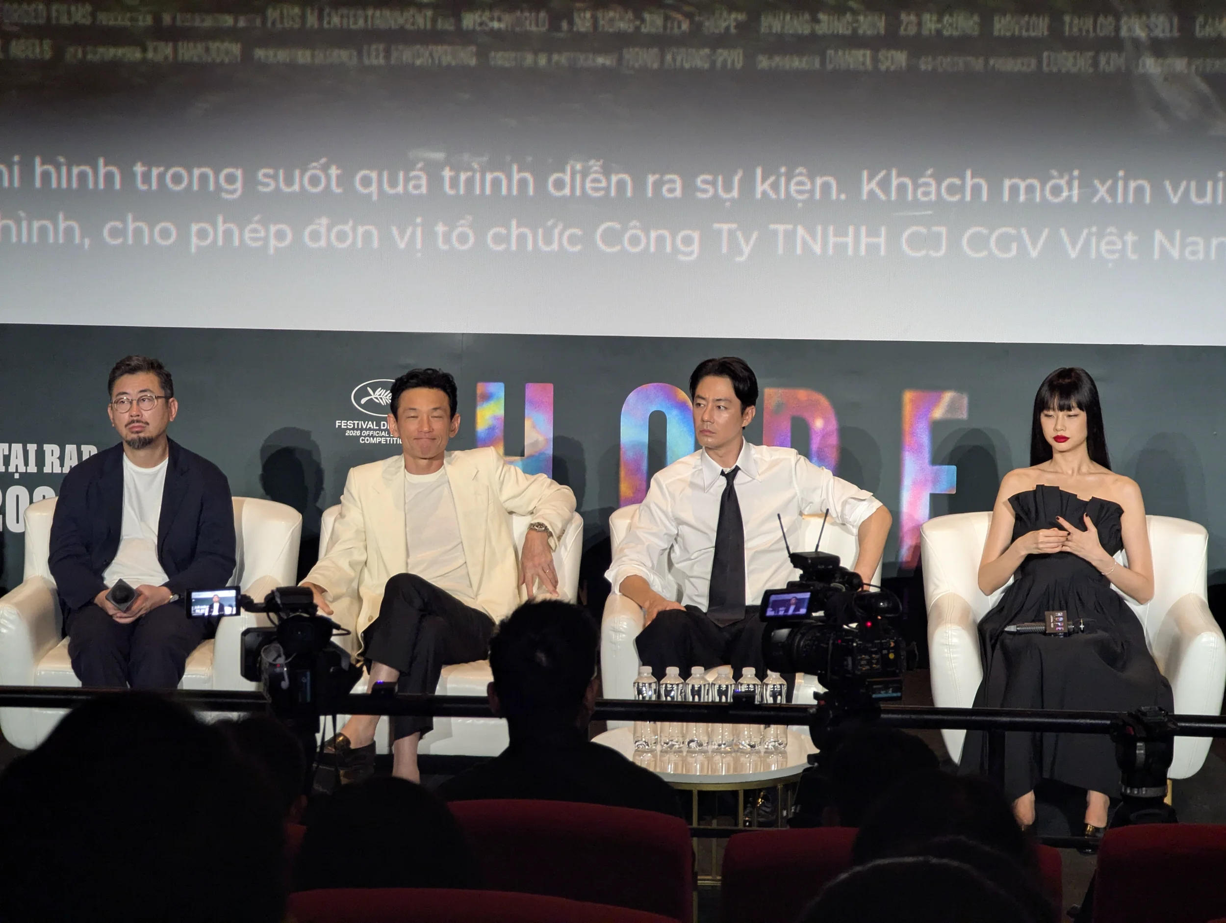 Na Hong-jin, Hwang Jung-min, Jo In-sung và Hoyeon tại buổi ra mắt CGV Vivo City