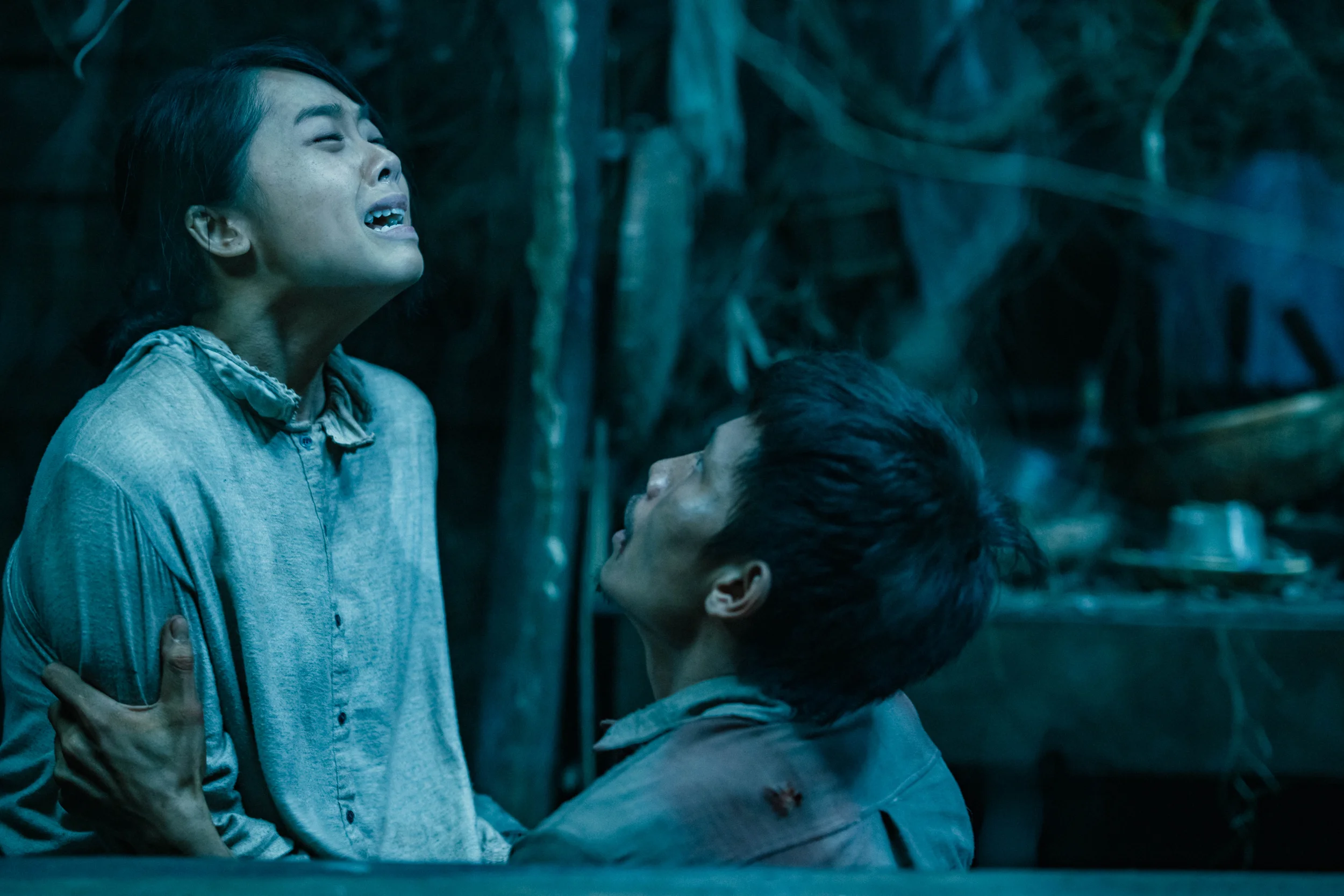 Phương Nam ôm Kiều Oanh trong khoảnh khắc đau đớn tột cùng