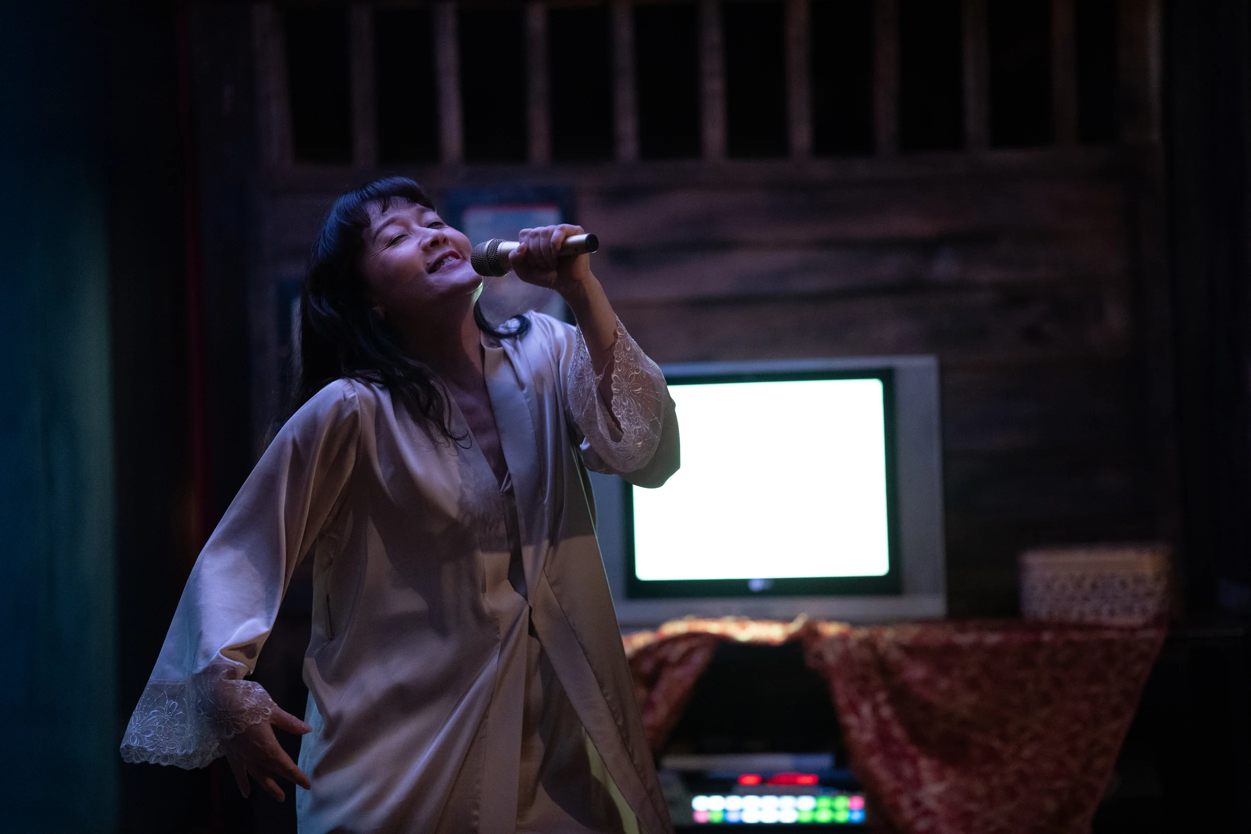 Bà Thủy (Vân Dung) say sưa hát karaoke giữa đêm khuya