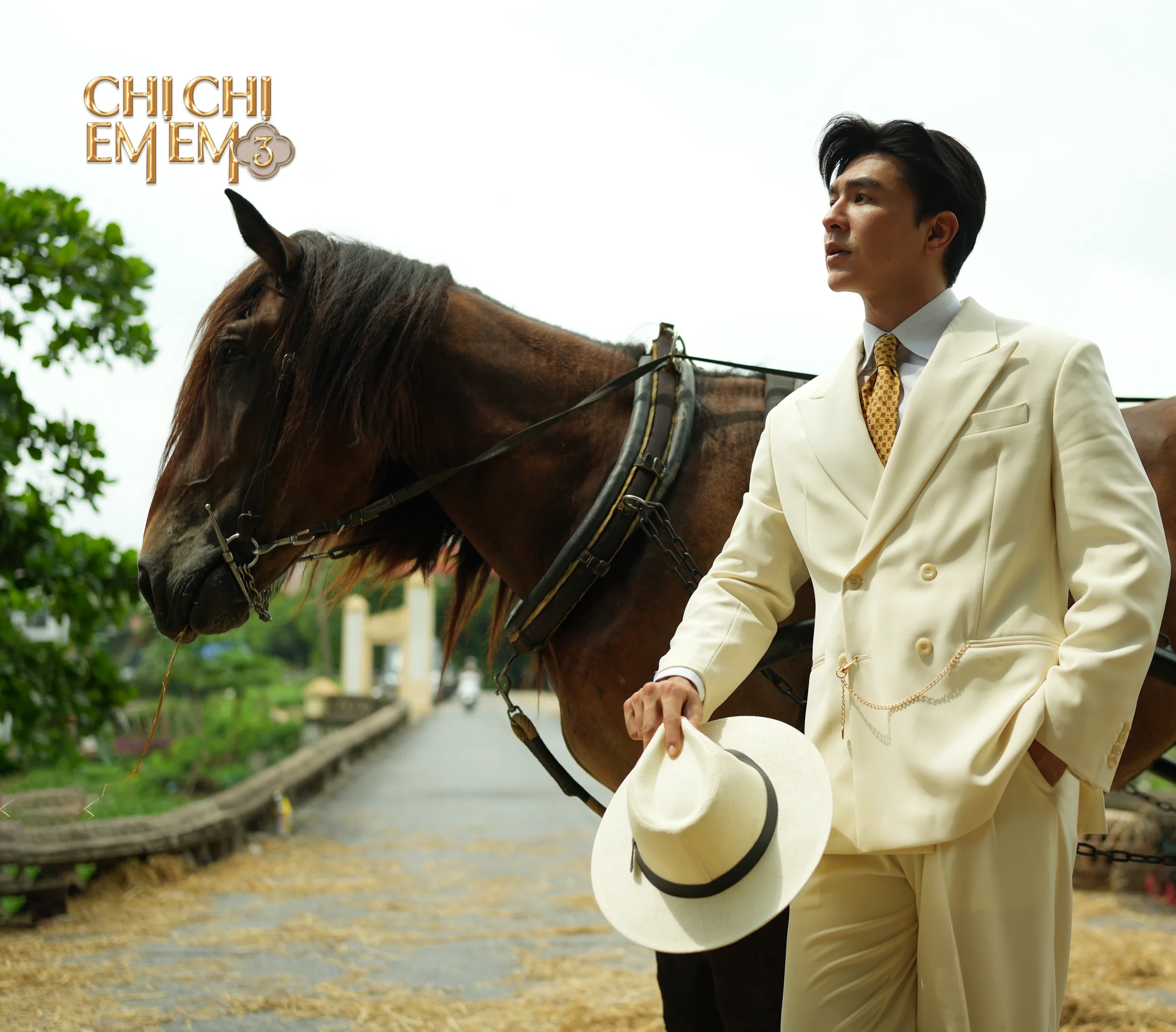 Cậu Cường (Steven Nguyễn) lịch lãm trong bộ vest trắng
