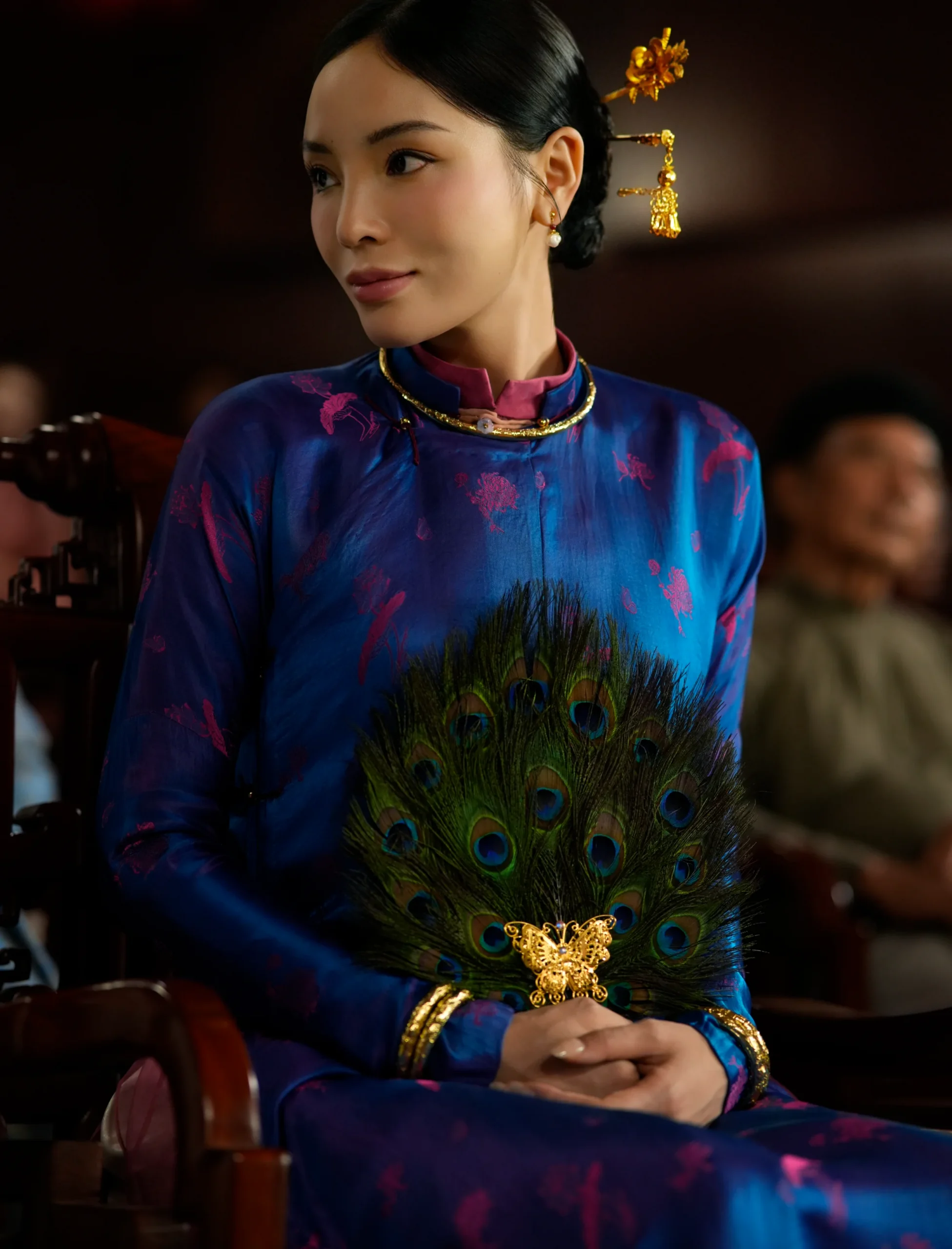 Thị Mầu (Kỳ Duyên) quyền quý, sắc sảo bên chiếc quạt lông công