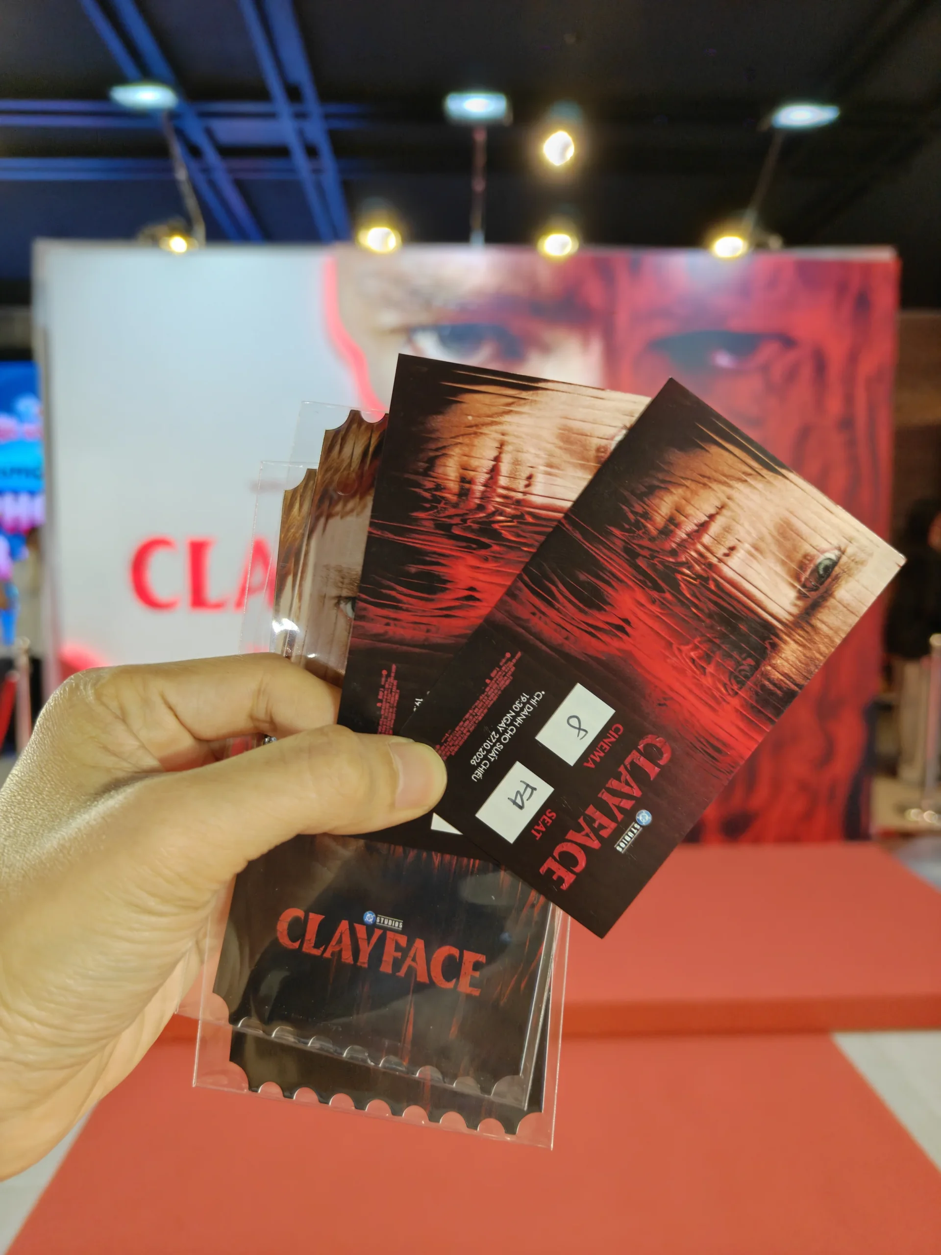 Vé suất chiếu sớm Clayface trước standee tại rạp