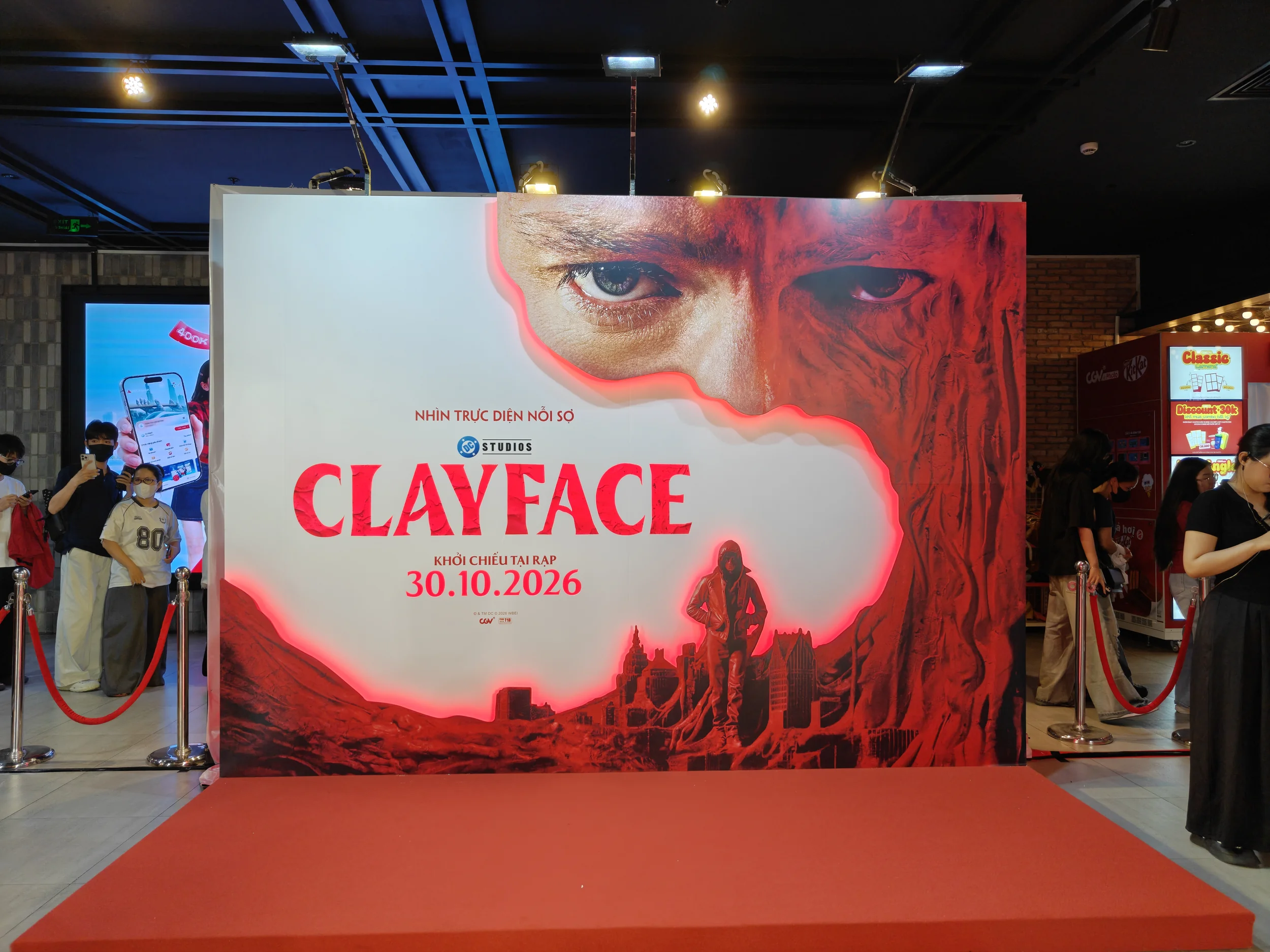Standee Clayface với tagline Nhìn trực diện nỗi sợ