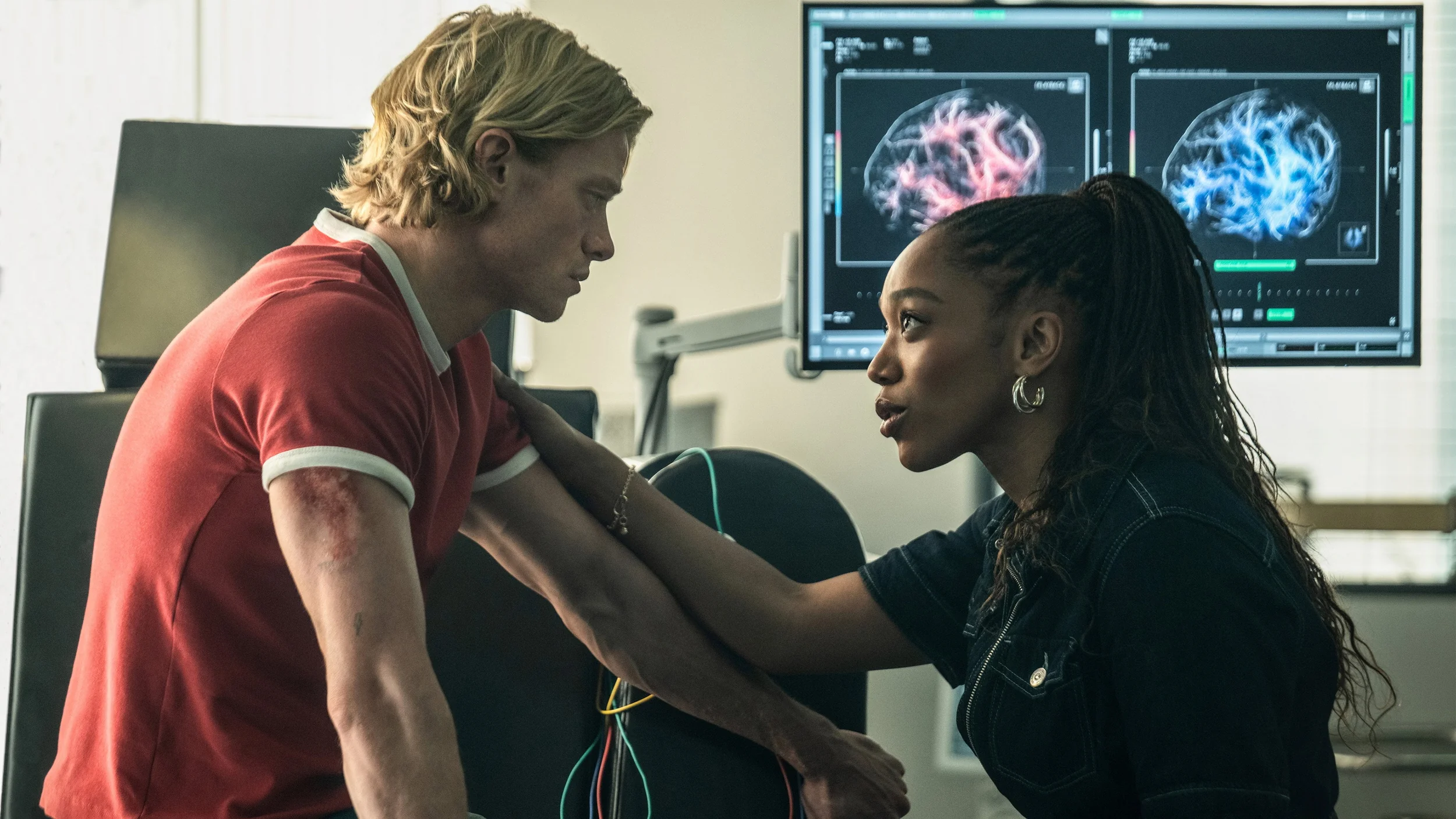 Naomi Ackie vai Tiến sĩ Caitlyn Corr cùng Matt Hagen trong Clayface