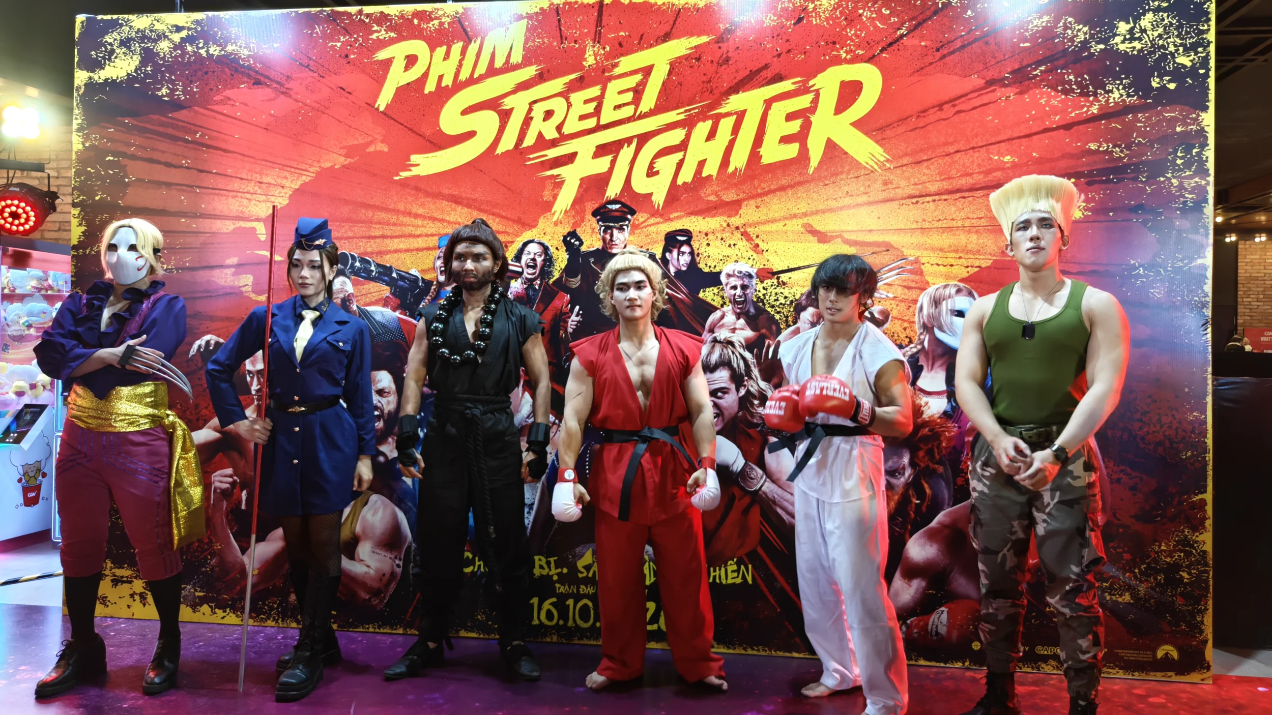 Dàn cosplayer hóa thân nhân vật Street Fighter tại buổi họp báo ra mắt phim