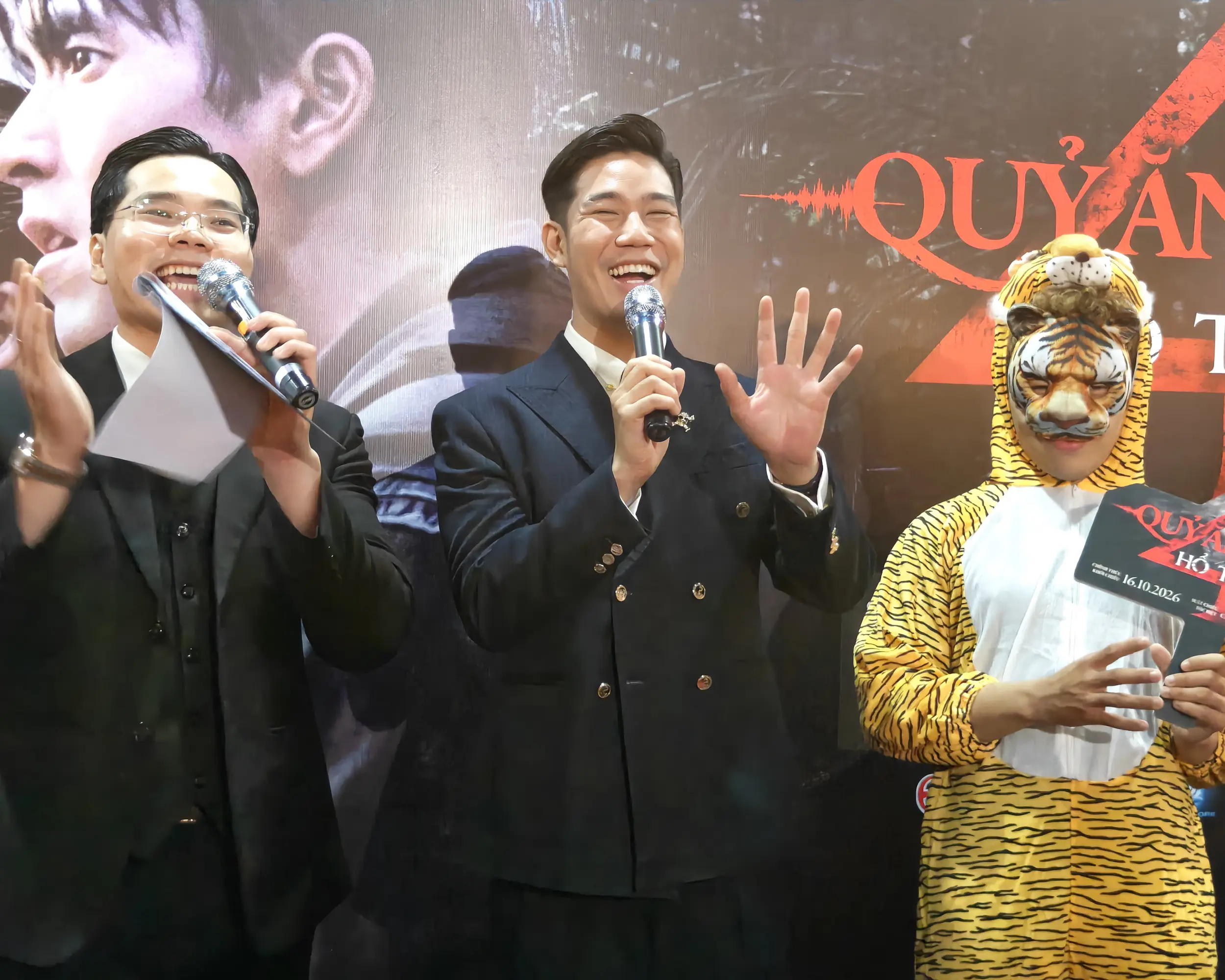 Chú Ba Duy, đại sứ truyền thông kiêm lồng tiếng phim tại Việt Nam, giao lưu tại họp báo